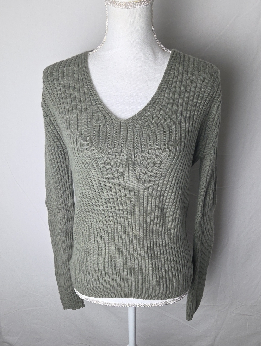 L.L. Bean Ribbed V-Neck Sweater - Olive Green 100% Merino Wool Base Layer Sz Med